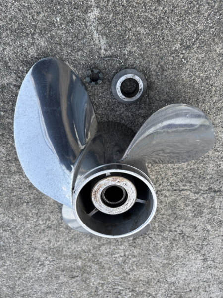 スズキ ステンレスプロペラ　3×16×18.5R　2012年旧型ブッシュ用