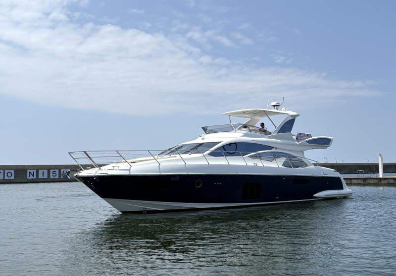 アジムット 60 エンジンアワー700hのAZIMUT