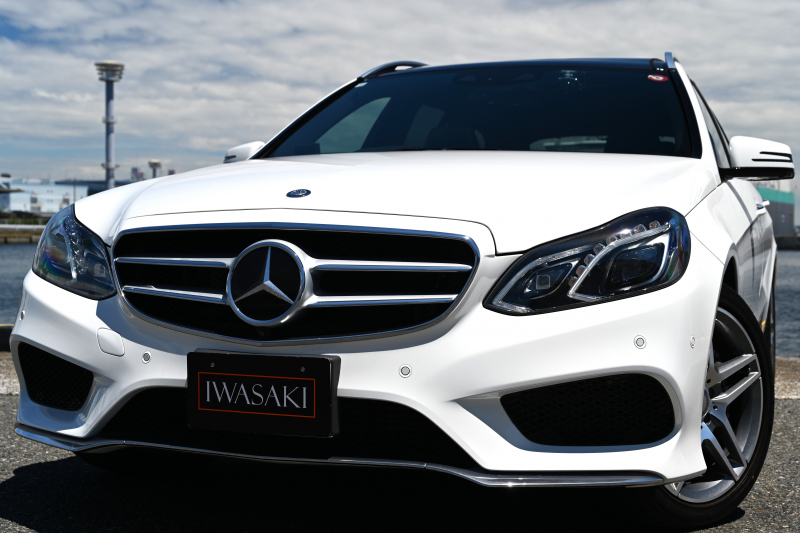 メルセデスベンツ Eクラス 大人気W212後期モデルE350ブルーテックワゴンAMGパッケージ正規ディーラー車右ハンドル法人オナ禁煙屋根保管実低走行5.7万KmOPパノラマルーフ360度カメラAMGパッケージ（エアロ・アルミガリ傷等一切無し）純正LEDヘッドライト純正HDDナビゲーションフルセグBluetoothオーディオ電動テールゲート等豪華装備多数必見！！