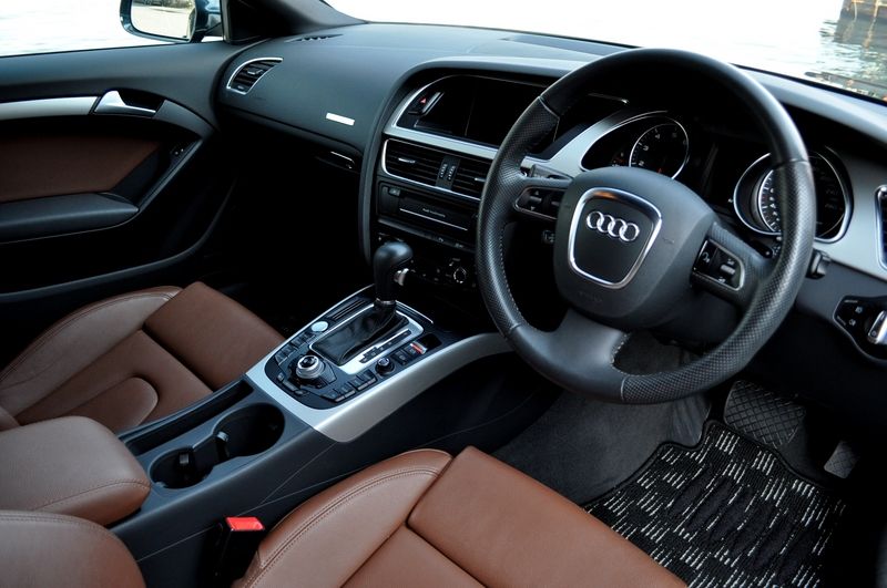 アウディ A5 2.0TFSI希少カラー＆特注内装新車同様特注20インチ