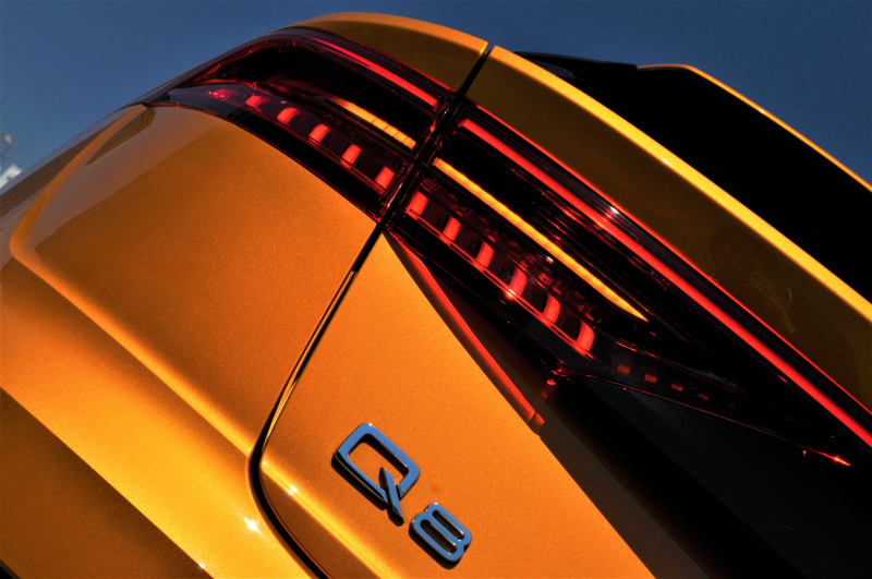 アウディ Q8 現行AUDI Q8 55TFSIデビューパッケージ