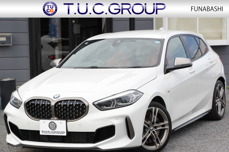 BMW 1シリーズ M135i Xdrive 4WD 306馬力 ﾋｰﾀｰ赤革 Mｽﾎﾟｰﾂｼｰﾄ Mｼｰﾄﾍﾞﾙﾄ ｱﾀﾞﾌﾟﾃｨﾌﾞMｻｽ Mｽﾎﾟｰﾂﾌﾞﾚｰｷ 追従ACC LEDﾍｯﾄﾞﾗｲﾄ BMWﾗｲﾌﾞｺｯｸﾋﾟｯﾄ ｱｯﾌﾟﾙｶｰﾌﾟﾚｲ ﾀｯﾁ画面HDDﾅﾋﾞ後退ｱｼｽﾄ ﾜｲﾔﾚｽ充電 ｽﾏｰﾄｷｰ ｲﾙﾐﾎﾞｽﾄﾝﾄﾘﾑ 2年保証