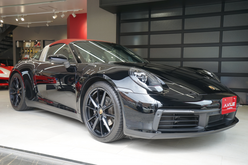ポルシェ 911(Type992) タルガ4　左ハンドル　スポーツクロノPKG　スポーツエキゾースト　レザーインテリア　ディーラー車　1オーナー　