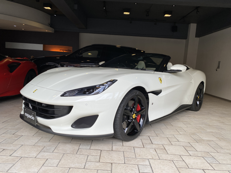 フェラーリ ポルトフィーノ Portofino  ビアンコアヴス ペレビアンカレザー×フェラーリレッドパイピング LED付カーボンステアリング フル電動シート パッセンジャーディスプレイ マグネライドデュアルモード 20"グロスブラック塗装AW S/Fバッチ パーキングカメラ  正規ディーラー車 禁煙車 7年メンテナンス