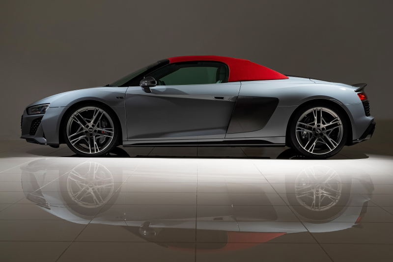 アウディ R8 スパイダー　V10 Performance　5.2 FSI quattro　620ps　希少カラー ナルドグレー × レッド ソフトトップ　ブラック Audi rings パッケージ　Bang ＆ Olufsen　走行 3,900km！