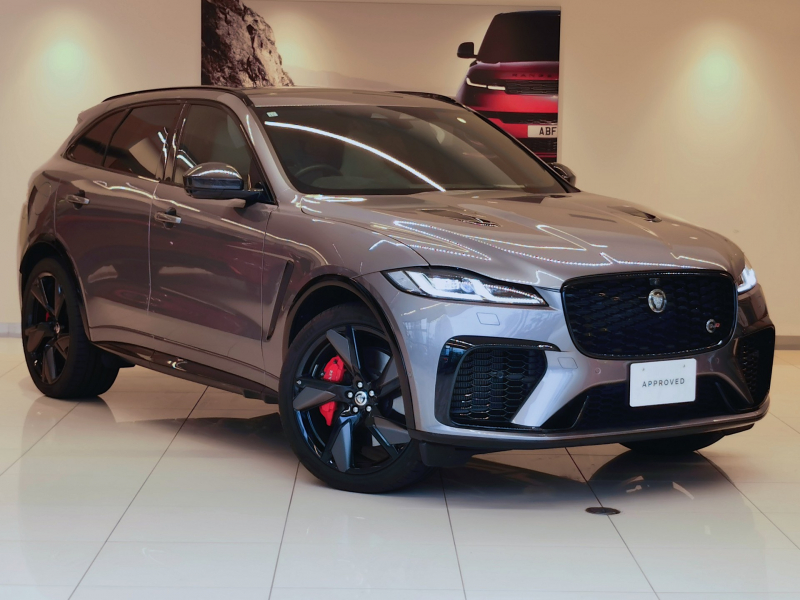 ジャガー F-PACE SVR 5.0L P550 AWD 1オーナー 白革シート サンルーフ フロントシートヒーター＆クーラー、リアシートヒーター MERIDIAN™サウンド SVR専用22インチアルミホイール コールドクライメートパック ワイヤレスデバイスチャージング インタラクティブドライバーディスプレイ