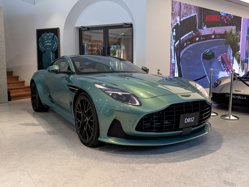 アストンマーティン DB12