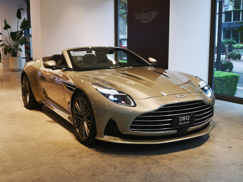 アストンマーティン DB12