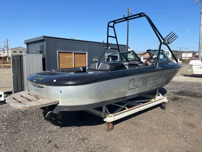 中古艇・新艇情報 ルイス アウトバック お洒落なウェイク艇