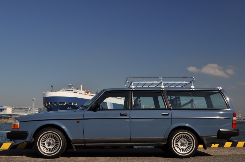 90年 ボルボ240エステートgl ゼニスブルー 走行12万km 右ハンドル 法人オーナー 禁煙車 ガレージ保管 ブルーファブリックインテリア ゼニスブルーnewペイント シートヒーター 希少アニマルネット付 ルーフキャリア付 ホワイトリボンタイヤ キセノン 純正アルミ 人気の240