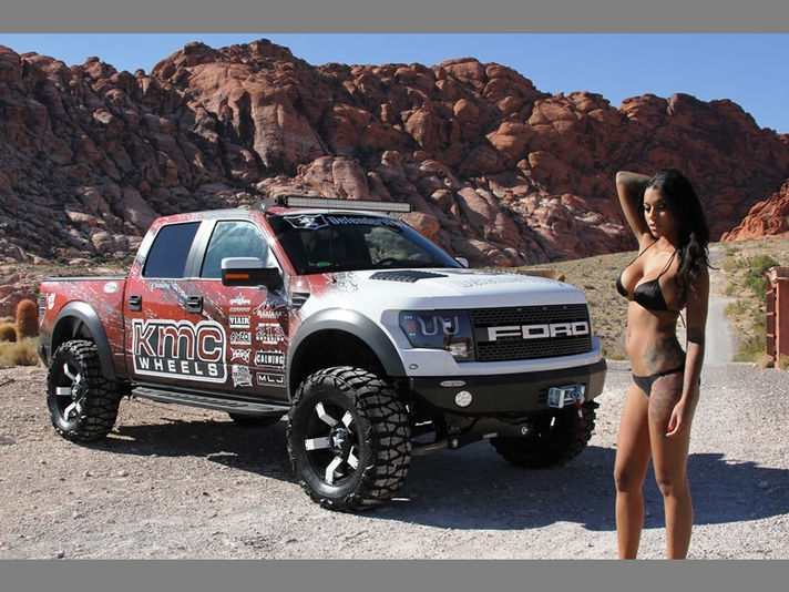 Пикап стройных. Ford f150 Raptor and girls. Форд Раптор и девушка. Форд ф-150 Раптор с девушками. Ford f 150 и девушка.