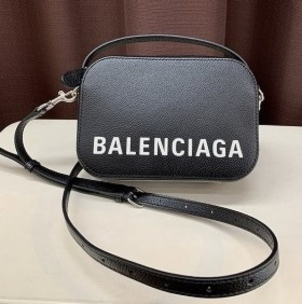 大特価 ユニセックスで使えるBALENCIAGAのマイクロポーチ☆ 小物