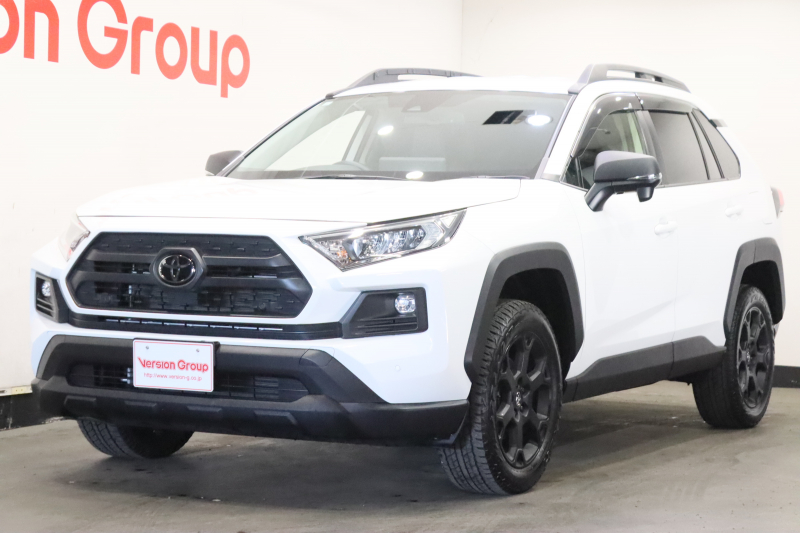 トヨタ RAV4 アドベンチャー　オフロードパッケージ2　新車保証継承付　10．5インチナビ　フルセグ　バックカメラ　レザーシート　セーフティセンス　BSM　ETC　ステアリングヒーター　パワーシート　ベンチレーション　18AW　社外フロアマット