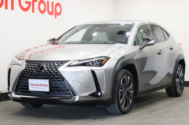 レクサス UX UX300h　バージョンL　新車保証継承付　サンルーフ　白本革シート　全周囲カメラ　4WD　置くだけ充電　ドラレコ　ETC　メモリーナビ　フルセグ　レクサスセーフティ　ベンチレーション　パワーバックドア　18AW