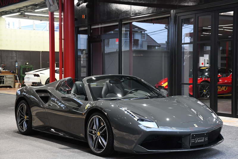 フェラーリ 488スパイダー ディーラー車　左ハンドル　カーボンエクステリア　カーボンインテリア