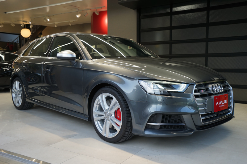 アウディ S3 スポーツバック　後期型　1オーナー　ディーラー車　マトリクスLEDヘッドライト　レッドキャリパー　