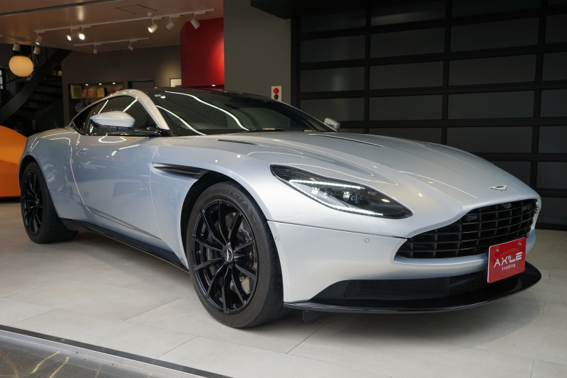 アストンマーティン DB11 AMR　V12気筒　右ハンドル　ブラックルーフ　ライトニングシルバー 　フロントプロテクションフィルム施工済み　ドラレコ付き