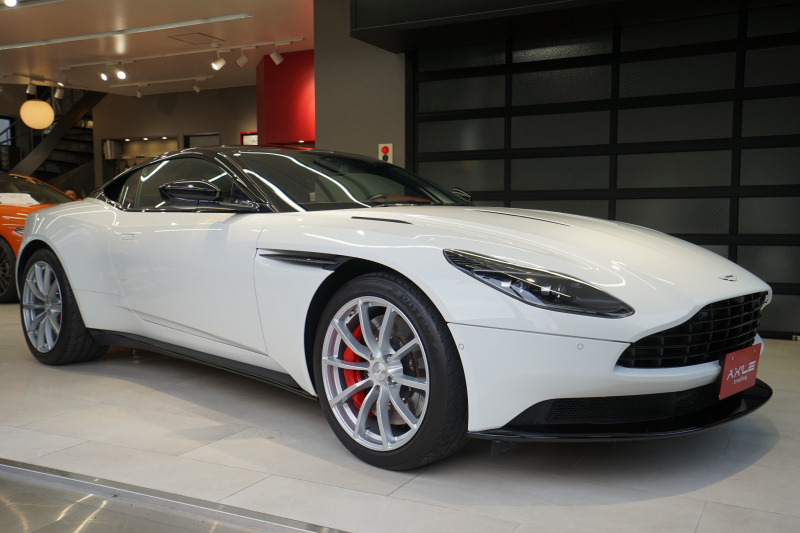 アストンマーティン DB11 AMR　ディーラー車　左ハンドル　ブラックルーフ　ボルドーレザー　サテンカーボンツインインテリアトリム