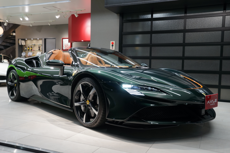 フェラーリ SF90 スパイダー ディーラー車　特注カラーVerde Zeltewg 　フロントリフター　2トーンボディエクステリア 　OP総額945万円