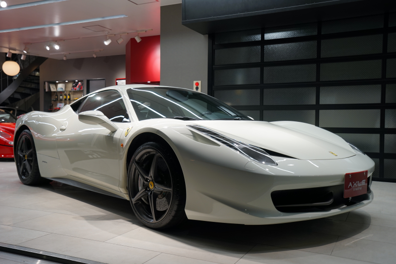 フェラーリ 458イタリア ディーラー車　カーボンスポーツシート　20インチAW　LEDカーボンステアリング/カーボンパドルシフト　カーボンセンターパネル