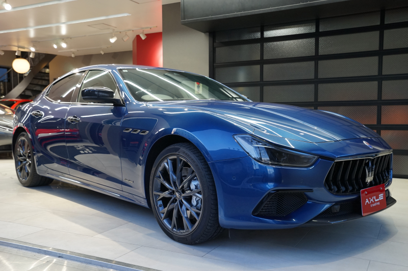 マセラティ ギブリ グランスポーツ　ネリッシモカーボンパッケージ　サンルーフ　ディーラー車　