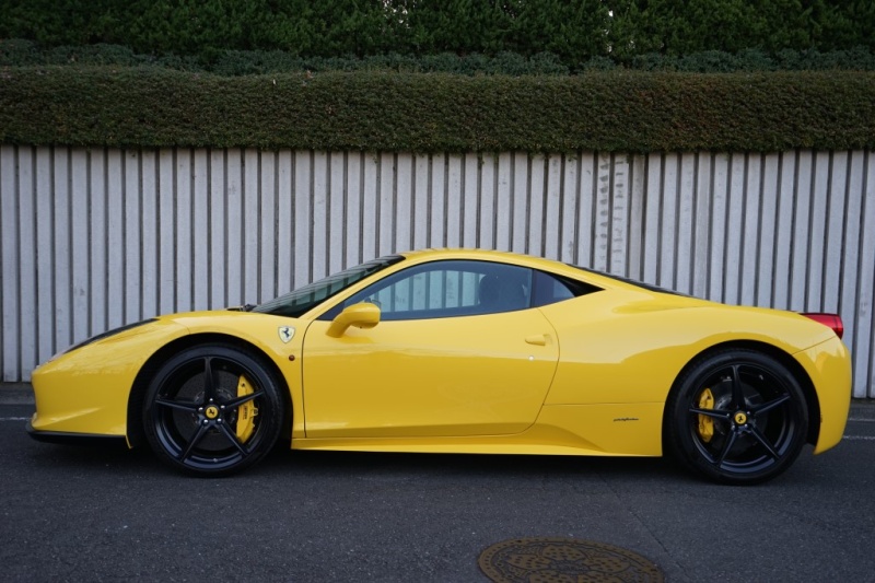 フェラーリ 458イタリア ディーラー車　LEDカーボンステアリグ　カーボンエンジンカバー