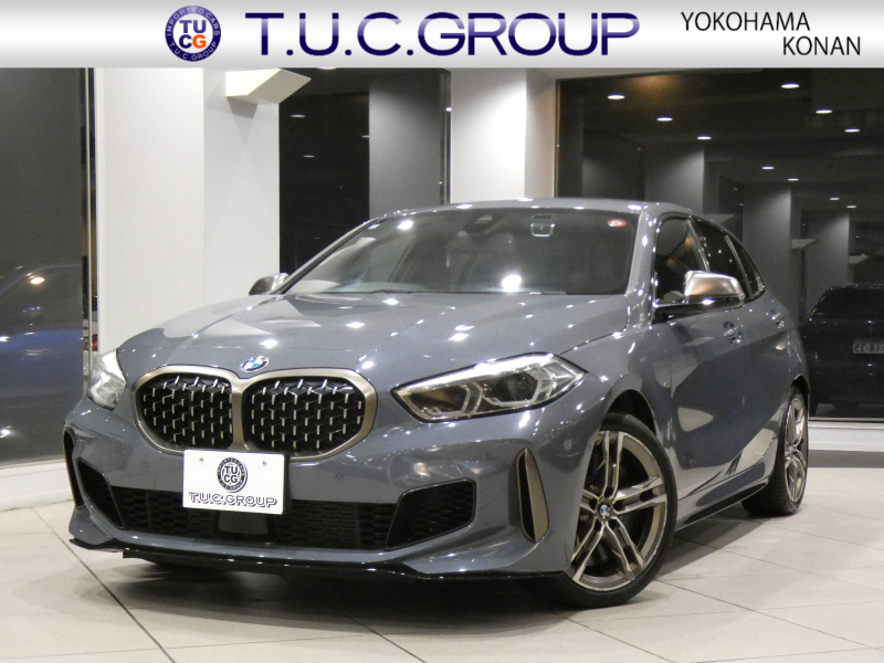 BMW 1シリーズ M135i XDrive　1ｵｰﾅｰ ｺﾝﾌｫA 追ACC ﾚｰﾝDW ﾚｰﾝCHW 衝突軽減 黒革ｽﾎﾟｰﾂｼｰﾄ ﾗｲﾌﾞCP ﾍｯﾄﾞｱｯﾌﾟDSP Bｶﾒﾗ PDC ｵｰﾄﾏﾁｯｸﾃｰﾙｹﾞｰﾄ LEDﾗｲﾄ Mｽﾎﾟﾌﾞﾚｰｷ 専用ｴｸｽﾃﾘｱ&18AW 306ps　2年保証