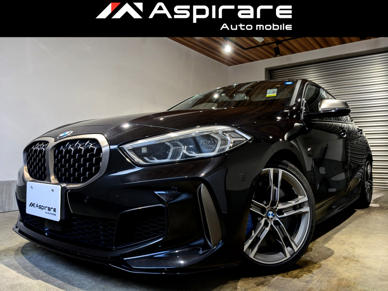 BMW 1シリーズ M135i xDrive　REMUSマフラー　Mパフォーマンス・リアウィング　ドライビングアシスト　コンフォートアクセス　パーキングアシスト　シートヒーター　ナビ＆TV　リアカメラ　CarPlay対応