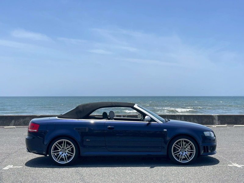 アウディ RS4 カブリオレの中古車