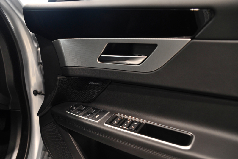 ジャガー XFスポーツブレイク 中古車