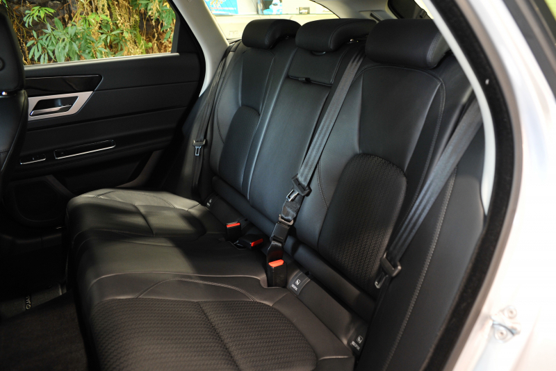 ジャガー XFスポーツブレイク 中古車