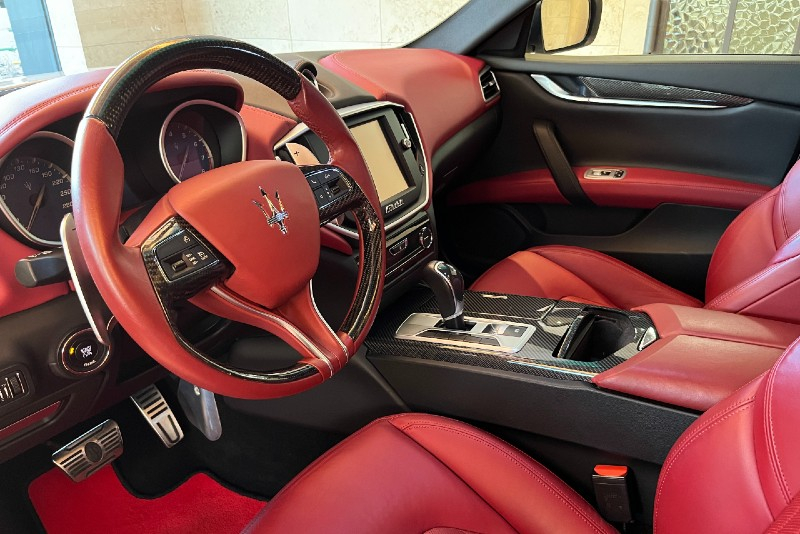 マセラティ ギブリ 中古車