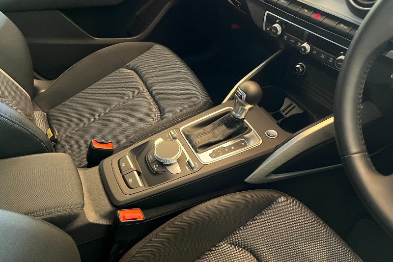 アウディ Q2 中古車