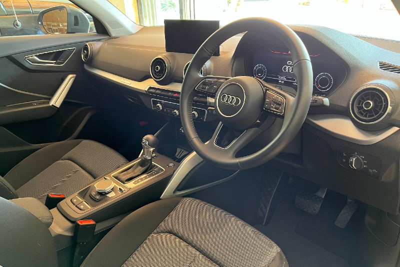 アウディ Q2 中古車