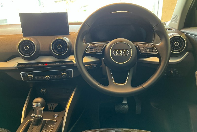 アウディ Q2 中古車