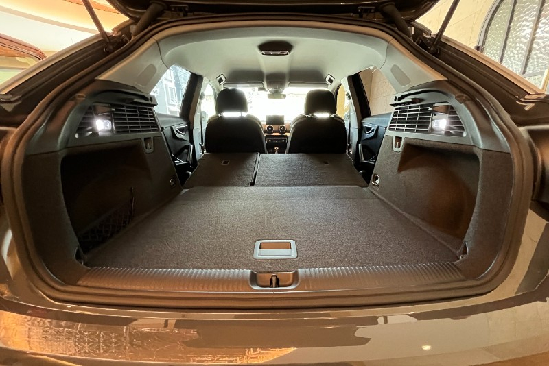 アウディ Q2 中古車