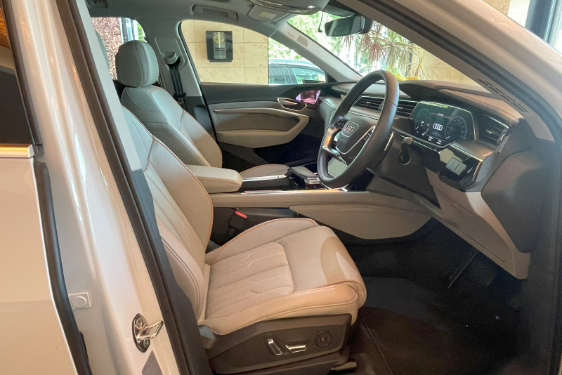 アウディ e-tron 中古車