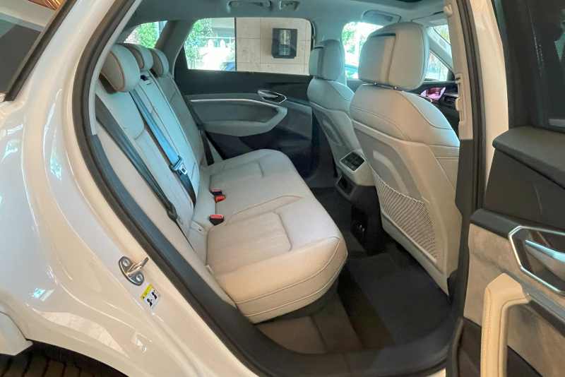 アウディ e-tron 中古車