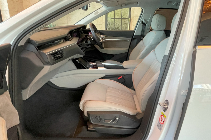 アウディ e-tron 中古車