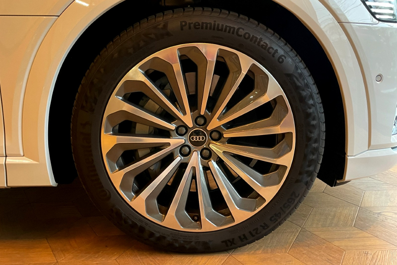 アウディ e-tron 中古車