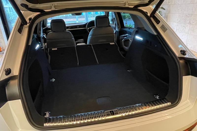 アウディ e-tron 中古車