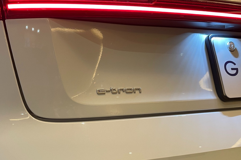 アウディ e-tron 中古車