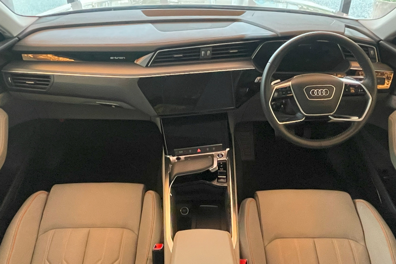 アウディ e-tron 中古車