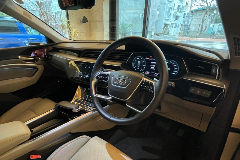 アウディ e-tron 中古車