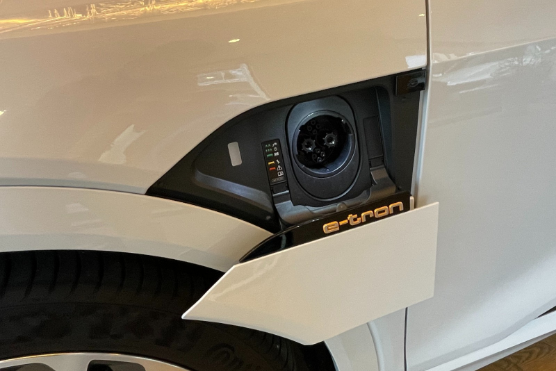 アウディ e-tron 中古車