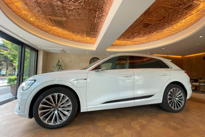 アウディ e-tron 中古車