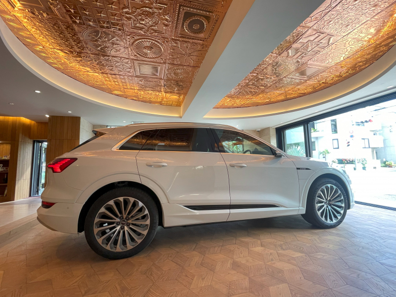 アウディ e-tron 中古車