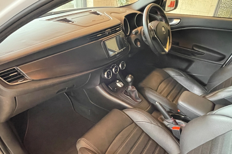 アルファロメオ ジュリエッタ 中古車