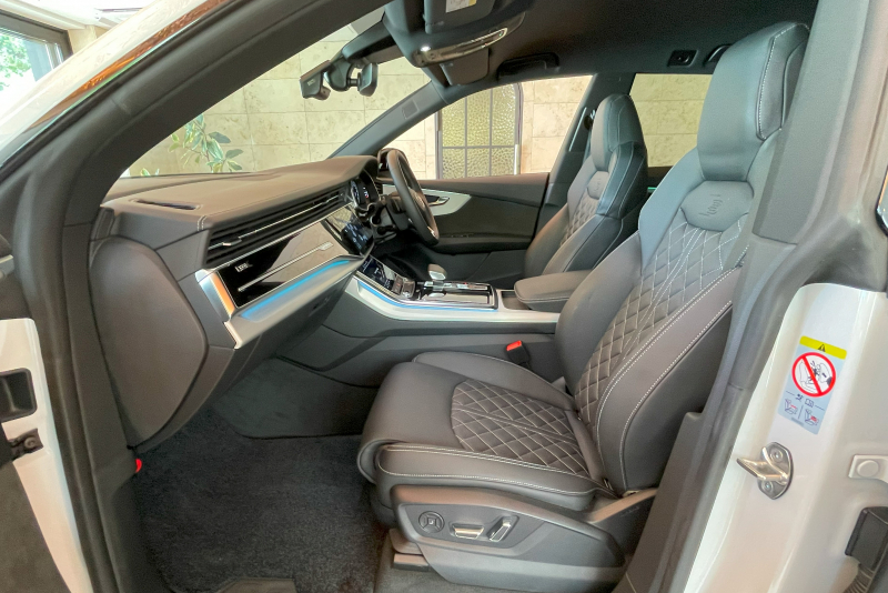 アウディ Q8 中古車