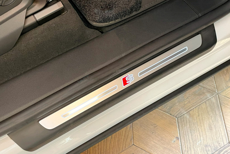 アウディ Q8 中古車